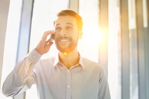 Jovem Empresário Atraente Falando Smartphone Com Lente Amarela Brilhar Segundo — Fotografia de Stock