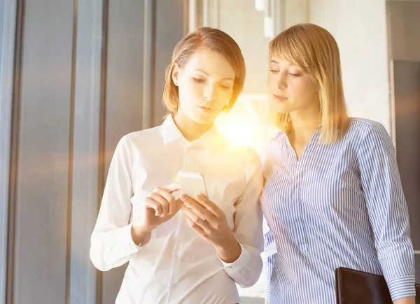 Businesswoman Představení Smartphone Kolegu Při Chůzi Kanceláři Hale Žlutou Čočkou — Stock fotografie