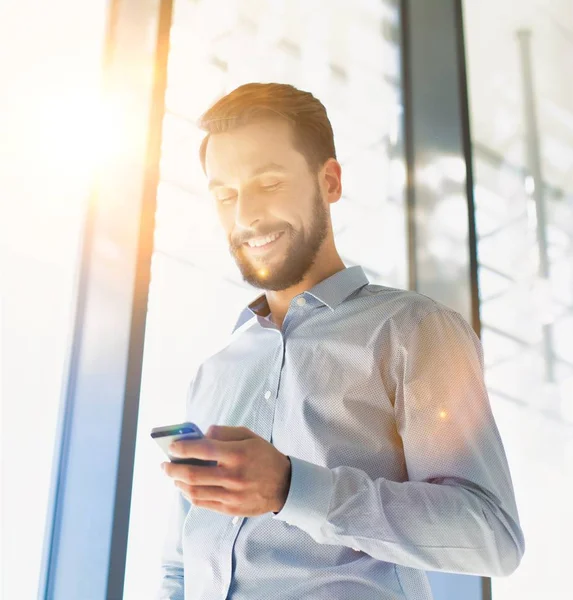 Jovem Empresário Atraente Sorrindo Usar Smartphone Sala Escritório Com Lente — Fotografia de Stock