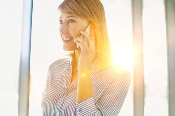 Une Femme Affaires Parle Sur Téléphone Intelligent Avec Une Fusée — Photo