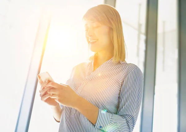 Affärskvinna Talar Smartphone Med Gul Lins Fackla Bakgrunden — Stockfoto