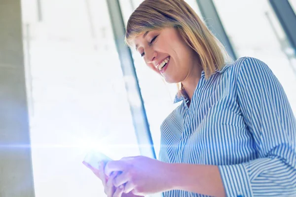Businesswoman Mluví Smartphone Žlutou Čočkou Světlice Pozadí — Stock fotografie