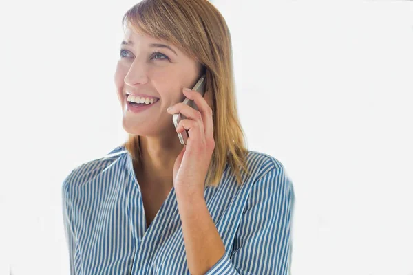 Mujeres Negocios Que Hablan Por Teléfono Inteligente Con Lentes Amarillas — Foto de Stock