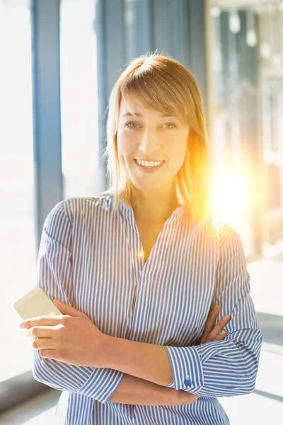 Foto Einer Selbstbewussten Geschäftsfrau Büroflur Mit Gelbem Linsenblitz Hintergrund — Stockfoto