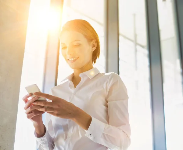 Foto Empresaria Que Utiliza Smartphone Con Lentes Amarillas Segundo Plano — Foto de Stock