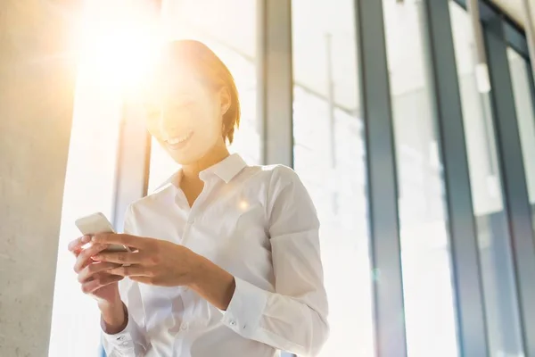 Foto Empresaria Que Utiliza Smartphone Con Lentes Amarillas Segundo Plano — Foto de Stock