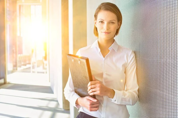 Junge Attraktive Geschäftsfrau Steht Büroflur Mit Gelbem Brillenblitz Hintergrund — Stockfoto