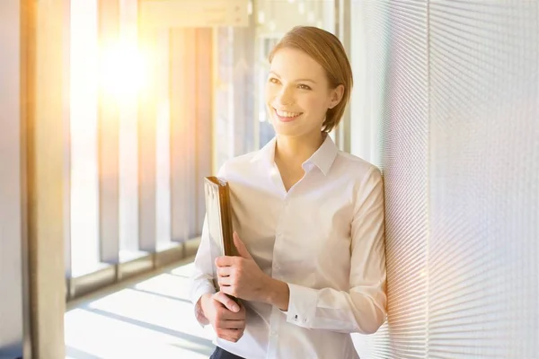 Junge Attraktive Geschäftsfrau Steht Büroflur Mit Gelbem Brillenblitz Hintergrund — Stockfoto