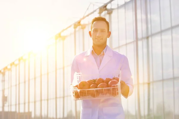 Portret Van Een Zelfverzekerde Wetenschapper Met Krat Buiten Kas — Stockfoto