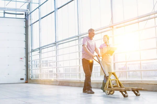 Boer Trekken Palletkrik Tijdens Discussie Met Collega Kas — Stockfoto