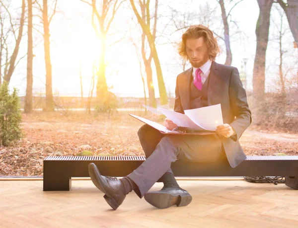 Jonge Aantrekkelijke Zakenman Die Papierwerk Leest Terwijl Hij Kantoor Zit — Stockfoto