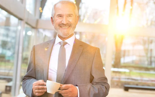 Senior Uomo Affari Bere Caffè Ufficio Con Lente Gialla Bagliore — Foto Stock