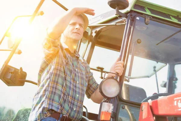 Man Bij Oogstmachine Zonnige Dag Boerderij — Stockfoto