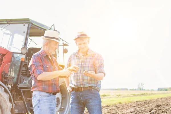 Los Agricultores Que Discuten Sobre Suelo Campo Con Lentes Amarillas — Foto de Stock