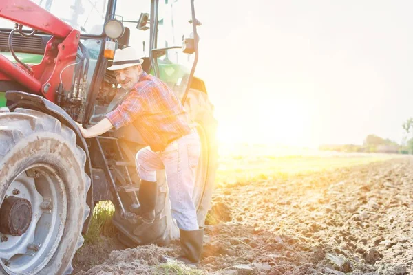 Retrato Sonriente Agricultura Altura Que Encuentra Cerca Del Tractor Contra —  Fotos de Stock