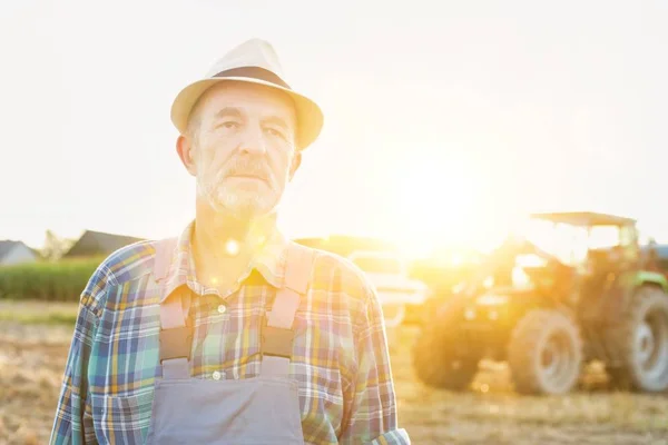 Portret Van Vertrouwen Senior Boer Permanent Tegen Trekker Boerderij — Stockfoto