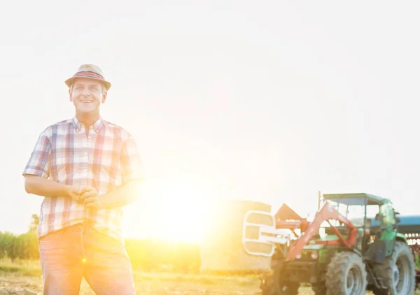 Lachende Volwassen Boer Permanent Tegen Harvester Boerderij — Stockfoto