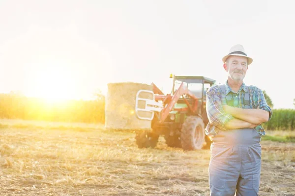 Portrét Jistý Starší Zemědělce Stojící Proti Traktor Farmě — Stock fotografie