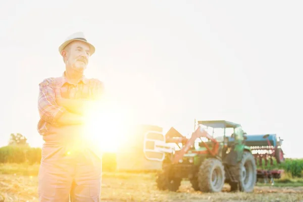 Retrato Agricultor Mayor Confianza Parado Contra Tractor Granja —  Fotos de Stock