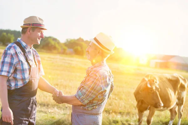 Farmers Shaking Hands While Standing Field Farm — Stock Photo, Image