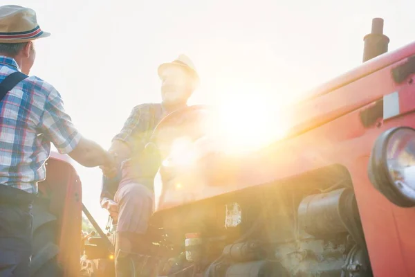 Laag Gezichtspunt Van Boeren Praten Trekker Tijdens Zonnige Dag — Stockfoto