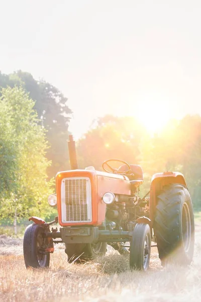 Foto Del Tractor Campo Con Lentes Amarillas Segundo Plano — Foto de Stock