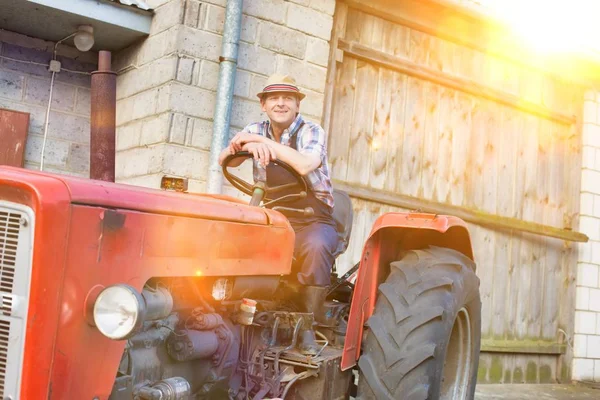 Man Oogstmachine Zonnige Dag Boerderij — Stockfoto