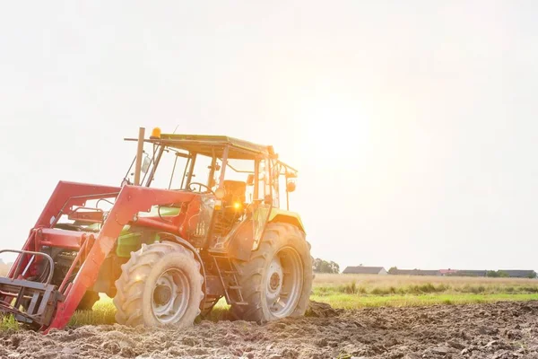 Photo Tracteur Sur Terrain Avec Torche Jaune Arrière Plan — Photo