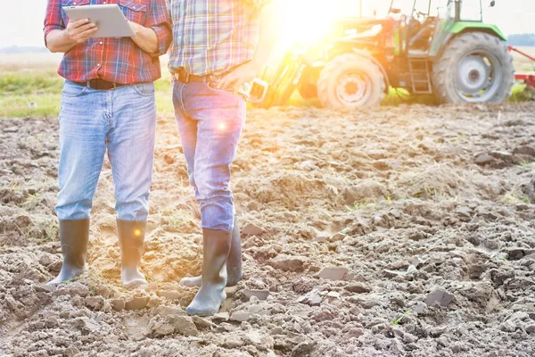 Boeren Praten Tijdens Het Gebruik Van Digitale Tablet Boerderij Zonnige — Stockfoto
