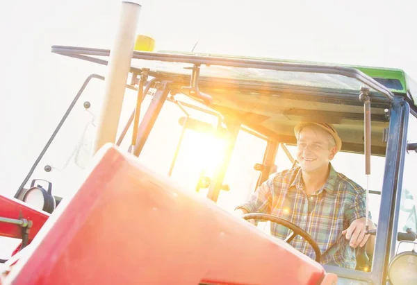Agricultor Seguro Conducir Tractor Granja — Foto de Stock