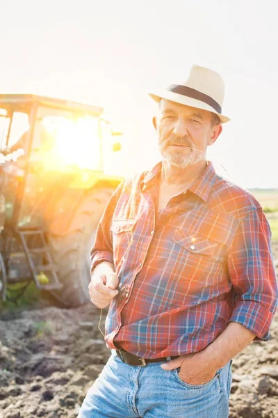 Portret Van Vertrouwen Senior Boer Permanent Tegen Trekker Boerderij — Stockfoto