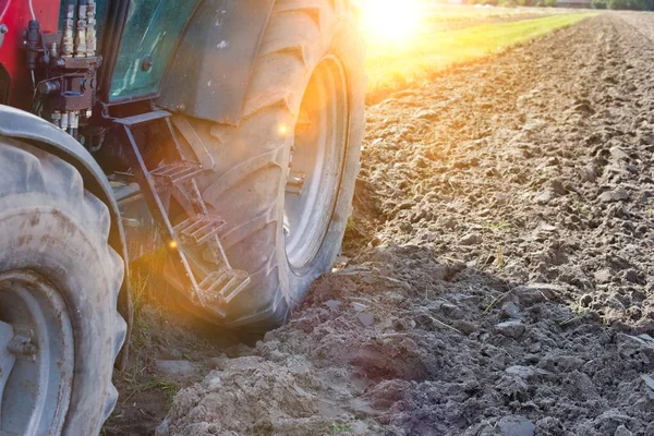 Photo Tractor Field Yellow Lens Flare Background — Stock Photo, Image
