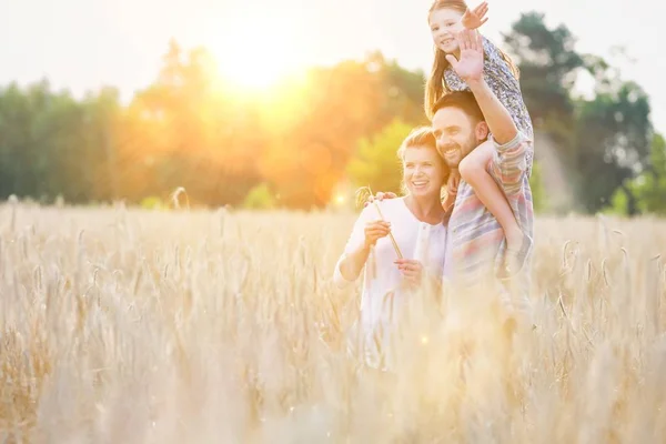 幸福的家庭在农场迎着天空 父亲抱着女儿 — 图库照片
