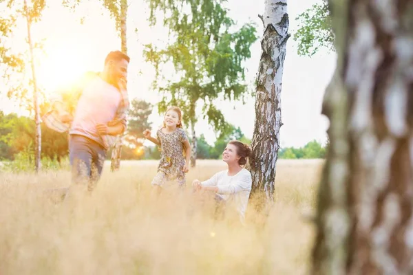 Kadın seyir at adam oyun ile kız üzerinde alan içinde tarım arazileri