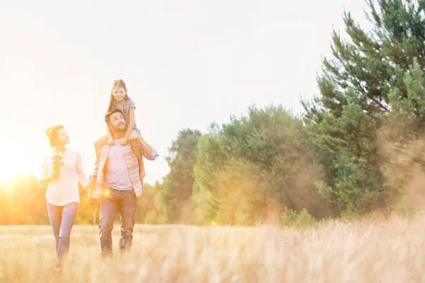 Familia Feliz Granja Contra Cielo Padre Sosteniendo Hija Hombros — Foto de Stock