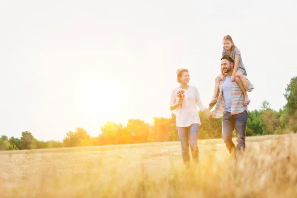 Familie Fericită Fermă Împotriva Cerului Tată Ţinându Fiica Umeri — Fotografie, imagine de stoc