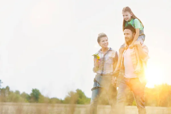 Glückliche Familie Auf Bauernhof Gegen Den Himmel Vater Hält Tochter — Stockfoto