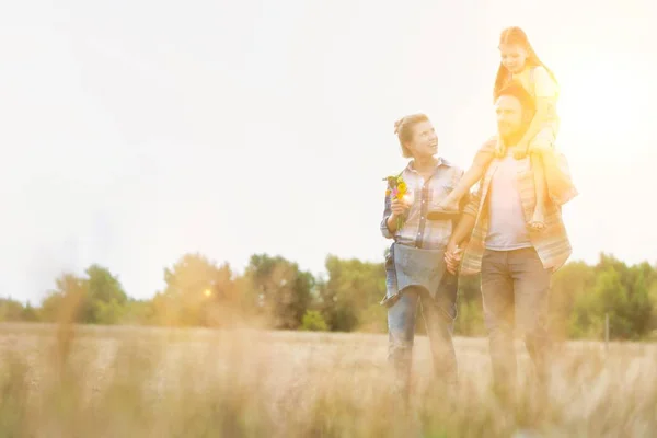 Familia Feliz Granja Contra Cielo Padre Sosteniendo Hija Hombros — Foto de Stock