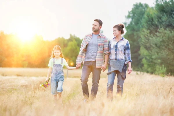 Famiglia Che Cammina Campo Erboso Contro Cielo Fattoria — Foto Stock