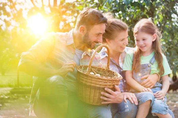 Ouders Staande Met Meisje Holding Eieren Mand Boerderij — Stockfoto