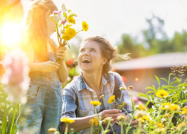 Lächelnde Mutter Schenkt Tochter Blumen Bei Der Gartenarbeit Auf Dem — Stockfoto