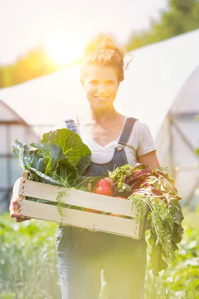 Portret Van Glimlachende Volwassen Vrouw Bedrijf Groenten Krat Boerderij — Stockfoto