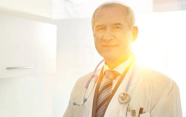 Porträt Eines Selbstbewusst Lächelnden Oberarztes Mit Gelbem Linsenblitz Hintergrund — Stockfoto