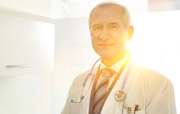 Portrait Médecin Âgé Confiant Souriant Avec Une Fusée Jaune Arrière — Photo