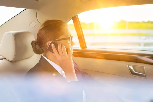 Junge Attraktive Geschäftsfrau Auf Geschäftsreise — Stockfoto