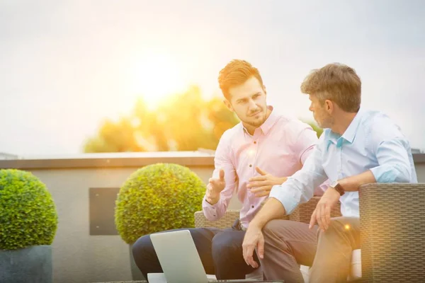 Affärsmän Som Arbetar Kontor Med Stark Lins Fackla Bakgrunden — Stockfoto