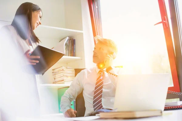 Business People Working Office Strong Lens Flare Background — Stock Photo, Image