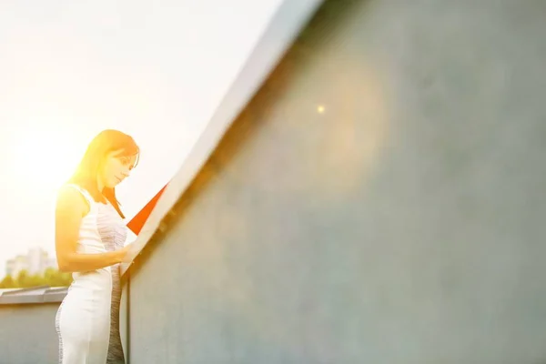 Young Businesswoman Reading Document Office Rooftop Yellow Lens Flare — Stock Photo, Image