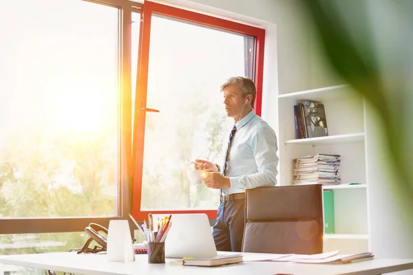 Volwassen Zakenman Aan Het Praten Smartphone Met Oortjes Kantoor — Stockfoto