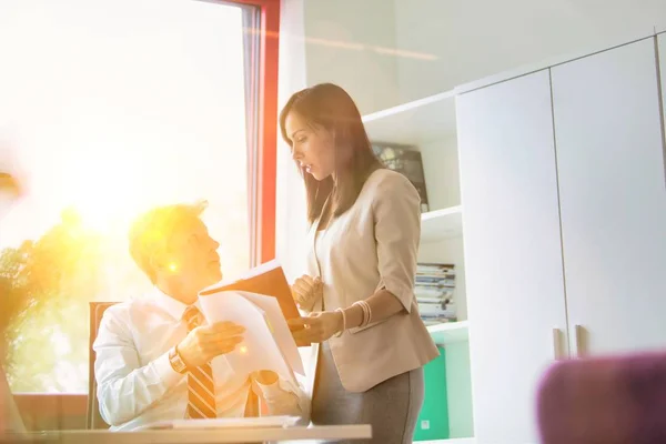 Geschäftsleute Diskutieren Büro Mit Gelber Brille Hintergrund Über Dokumente — Stockfoto